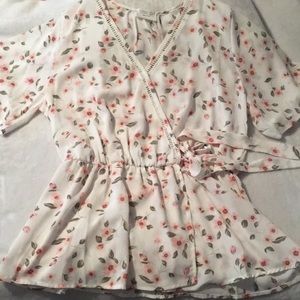 🛑SOLD🛑Floral flutter sleeve top!